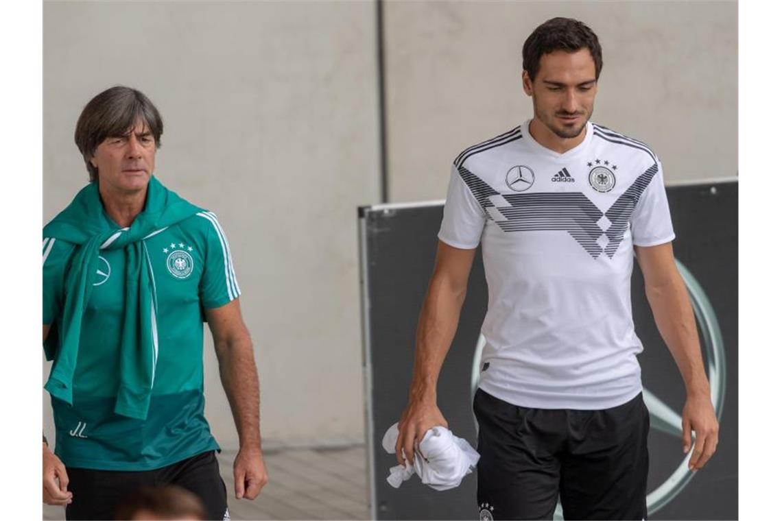 Bald wieder vereint im DFB-Team: Bundestrainer Joachim Löw (l) und Mats Hummels. Foto: Peter Kneffel/dpa
