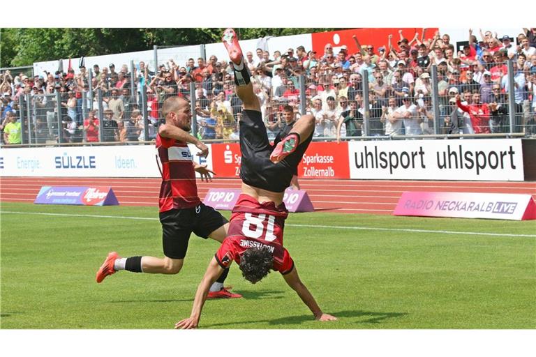 Balingen steht kopf – die TSG-Spieler Ivo Colic (li.) und Amnay Moutassime bejubeln  den Aufstieg in die Regionalliga.