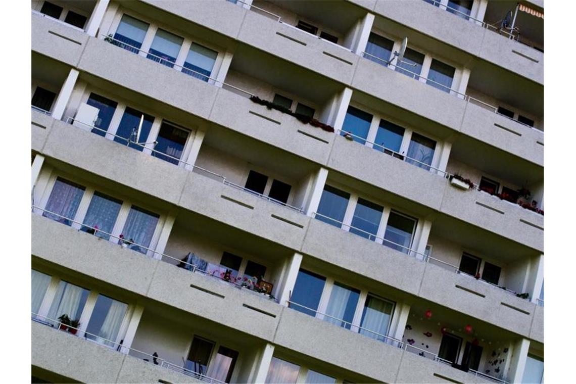 Balkone sind an der Fassade eines Wohnblocks zu sehen. Foto: Ole Spata/dpa/Archivbild
