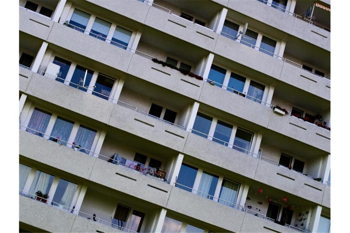 Fast 900 Sozialwohnungen im Südwesten gebaut Balkone sind an der Fassade eines Wohnblocks zu sehen. Foto: Ole Spata/dpa/Archivbild