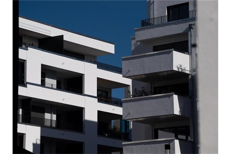 Balkone werden von der Sonne angeschienen. Foto: Sebastian Gollnow/dpa/Archivbild