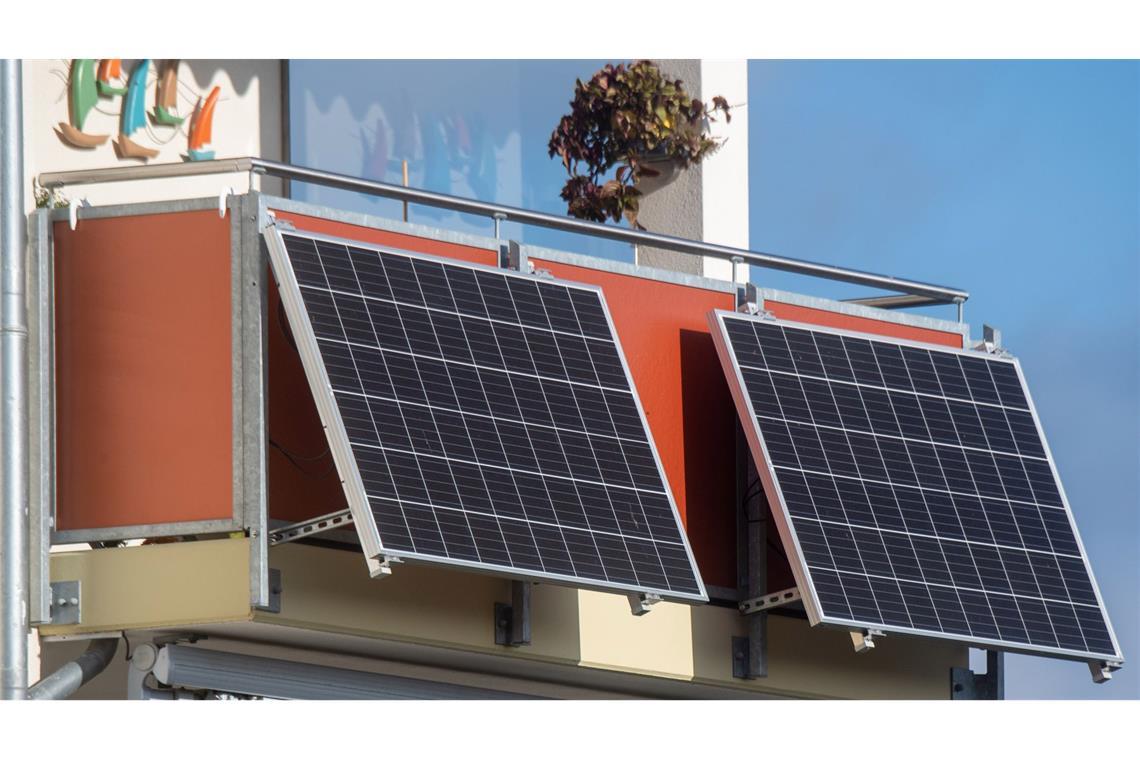Neue internationale Norm – Werden Balkonkraftwerke verboten? Balkonkraftwerke sind beliebt: Wie geht es mit der Energiewende im Kleinen weiter?