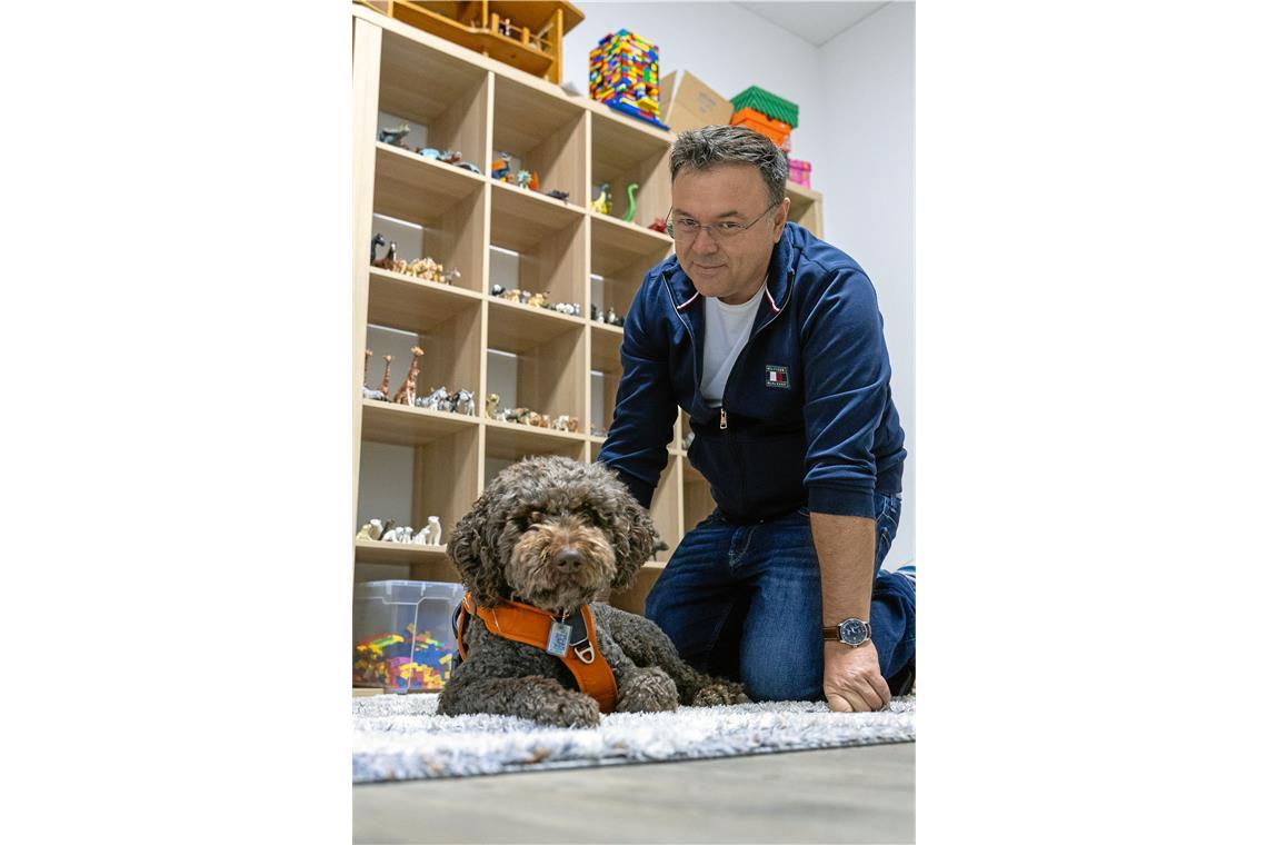 Hund Balko ist ein Brückenbauer für Kinder in der Therapie Balkos Besitzer, der Kinder- und Jugendtherapeut Ioan Iosub, nahm Balko während der Hochphase der Coronapandemie zu sich. Foto: Alexander Becher
