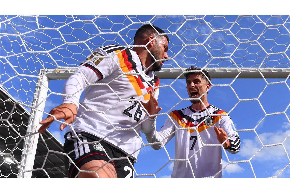 Ball und Schütze im Tor. Kai Havertz läuft jubelnd zu Deniz Undav (l).