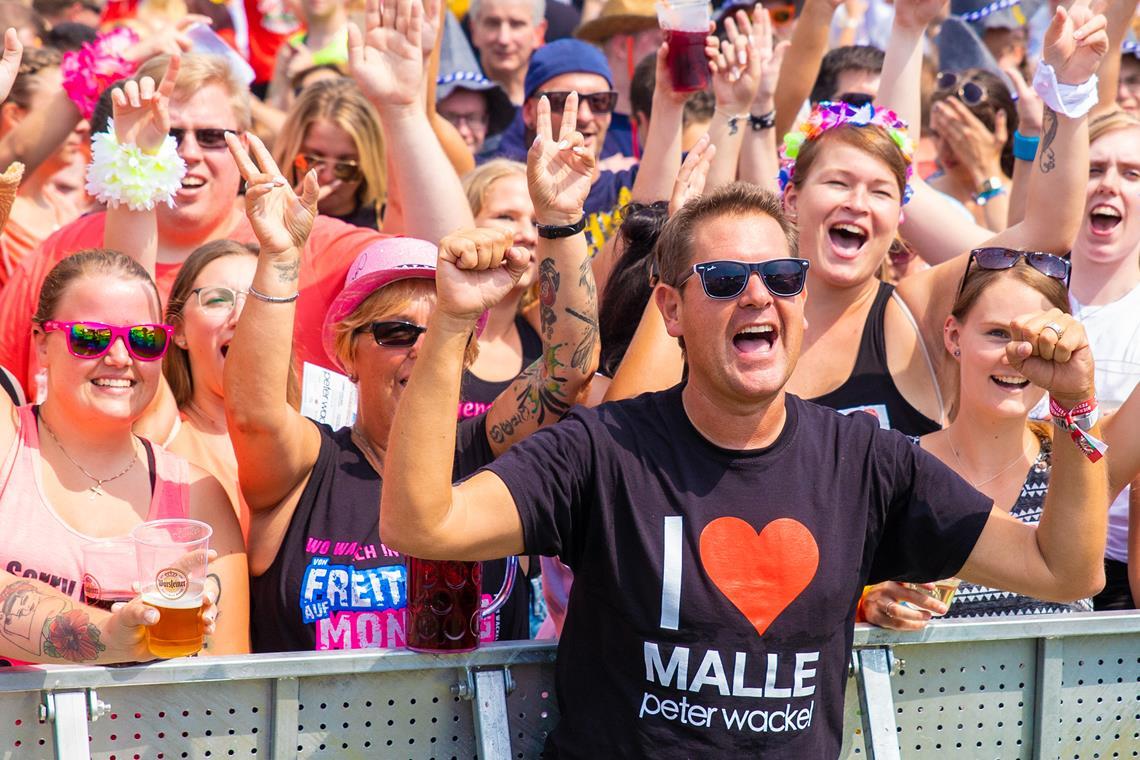 Ballermann-Größe Peter Wackel bringt die Arena bei der Mallorca-Open-Air-Party zum Beben. Foto: Sonnenhof Aspach