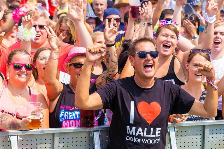 Ballermann-Größe Peter Wackel bringt die Arena bei der Mallorca-Open-Air-Party zum Beben. Foto: Sonnenhof Aspach