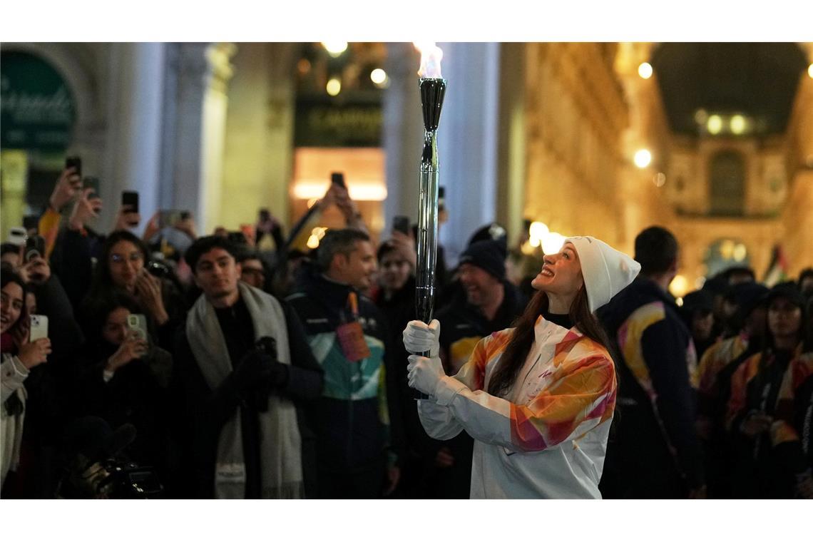 Balletttänzerin Nicoletta Manni trägt die olympische Fackel in Mailand,