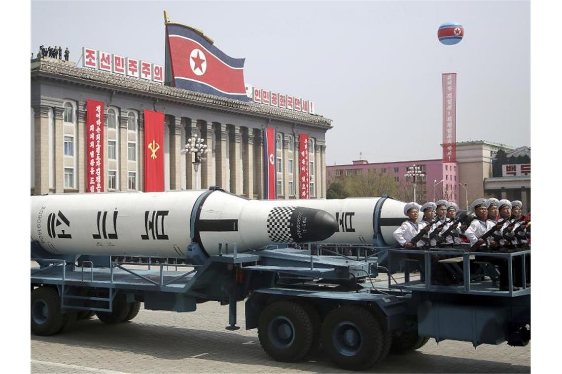 Ballistische Raketen bei einer Militärparade in Pjöngjang. Foto: Wong Maye-E