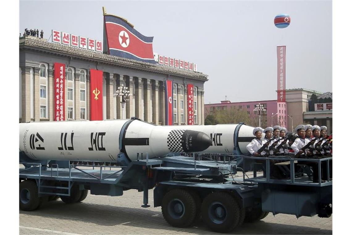 Nordkorea nennt jüngsten Waffentest eine Warnung an Südkorea Ballistische Raketen bei einer Militärparade in Pjöngjang. Foto: Wong Maye-E