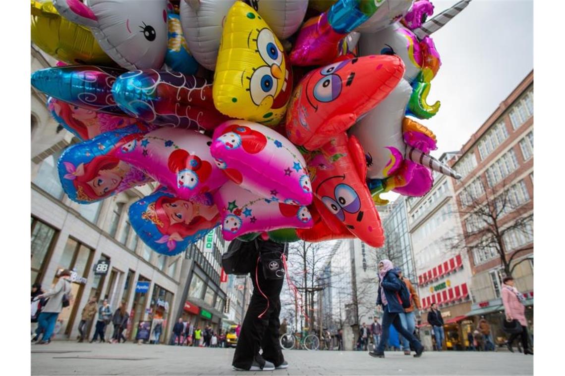 Streit um Luftballons: Heiße Luft oder grüner „Verbotswahn“? Ballonverkäufer in der Hannoveraner Innenstadt: Niedersachsens Grünen-Chefin Kura hat klargestellt, dass sie kein grundsätzliches Verbot von Luftballons verlangt. Foto: Raphael Knipping