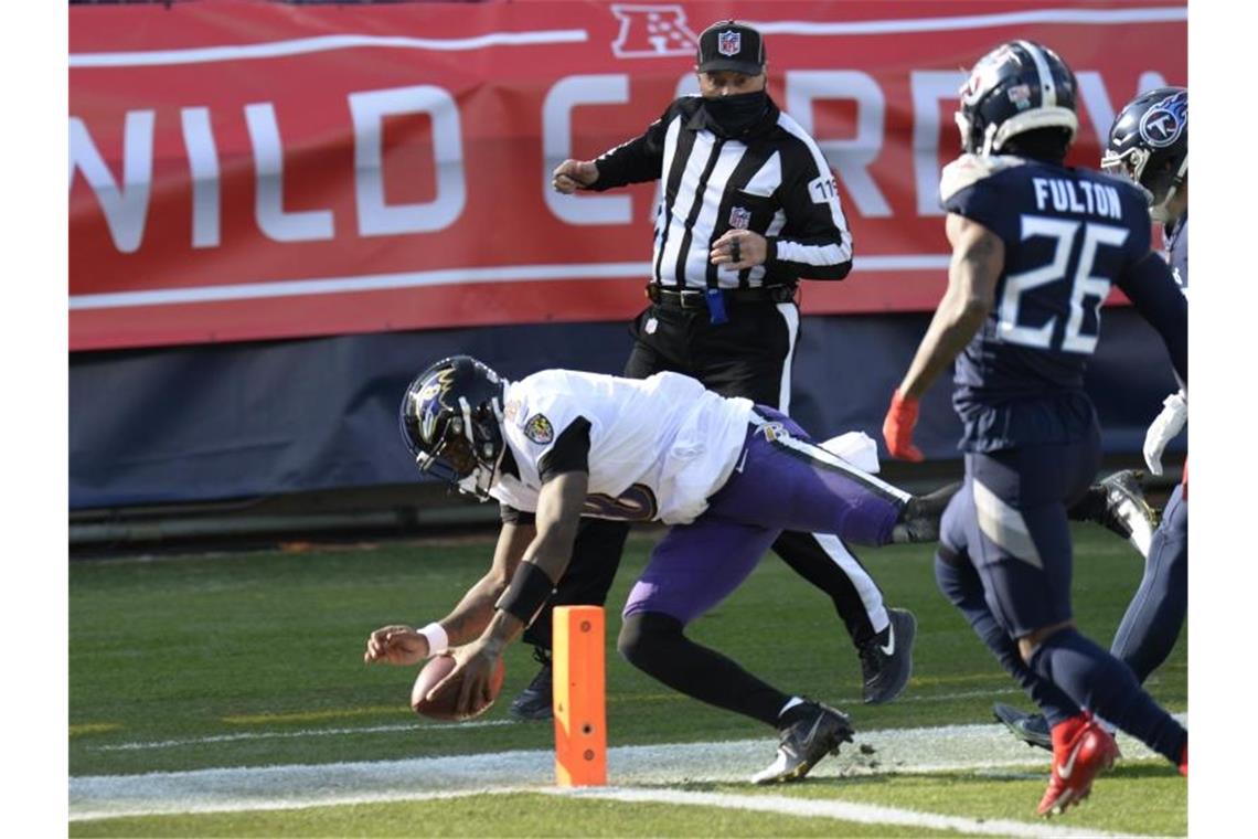 Baltimore Ravens-Quarterback Lamar Jackson (l) erzielt nach einem 48-Yard-Lauf einen Touchdown. Foto: Mark Zaleski/AP/dpa