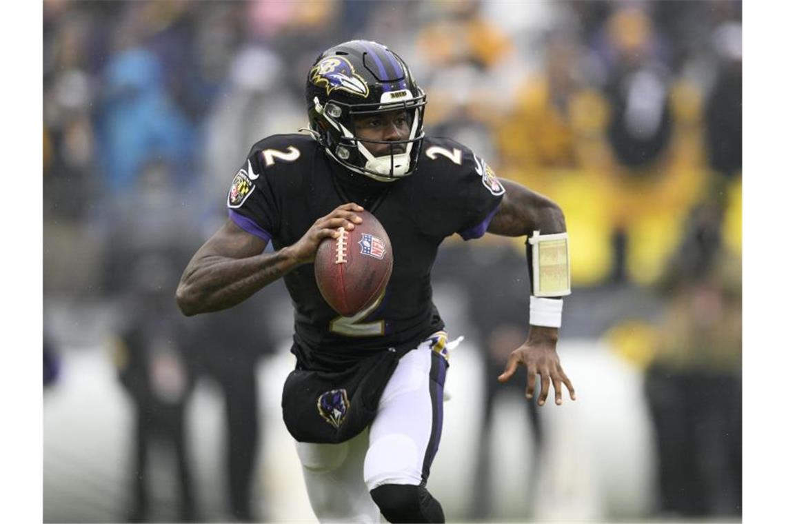 Roethlisberger bekommt ein Extra, St. Brown Respekt Baltimore Ravens-Quarterback Tyler Huntley während der ersten Halbzeit. Foto: Nick Wass/AP/dpa