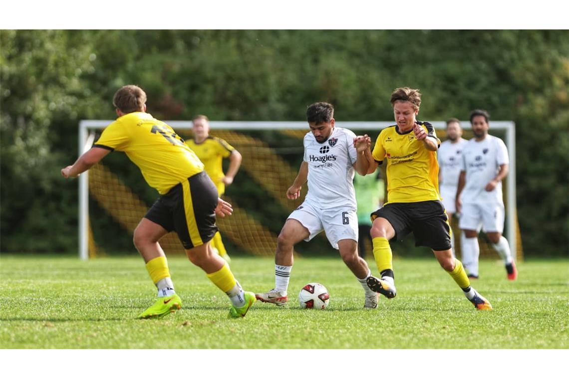 Baltmannsweilers Raphael Müller versucht, dem TFC-Spieler Omar Srour den Ball im Mittelfeld abzunehmen.