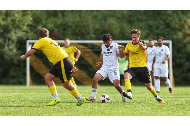 Baltmannsweilers Raphael Müller versucht, dem TFC-Spieler Omar Srour den Ball im Mittelfeld abzunehmen.