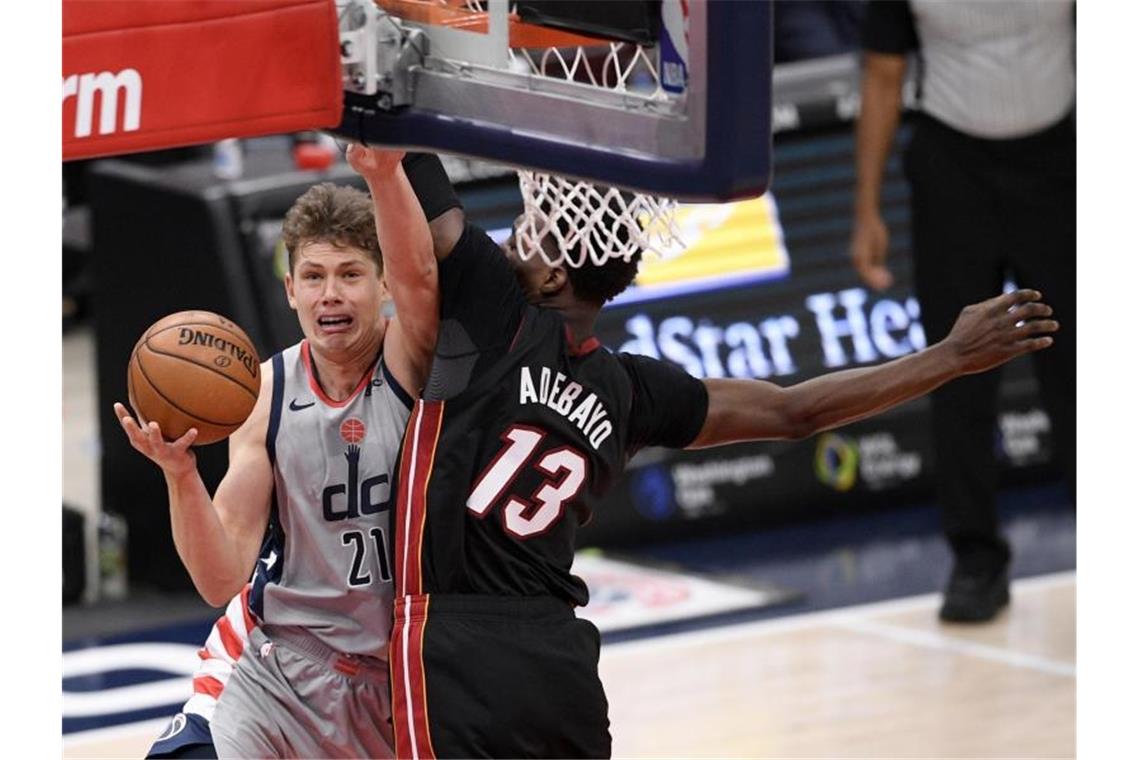 Bam Adebayo von den Miami Heat (r) verteidigt am Korb gegen Moritz Wagner (l) von den Washington WizardsAktion. Foto: Nick Wass/AP/dpa