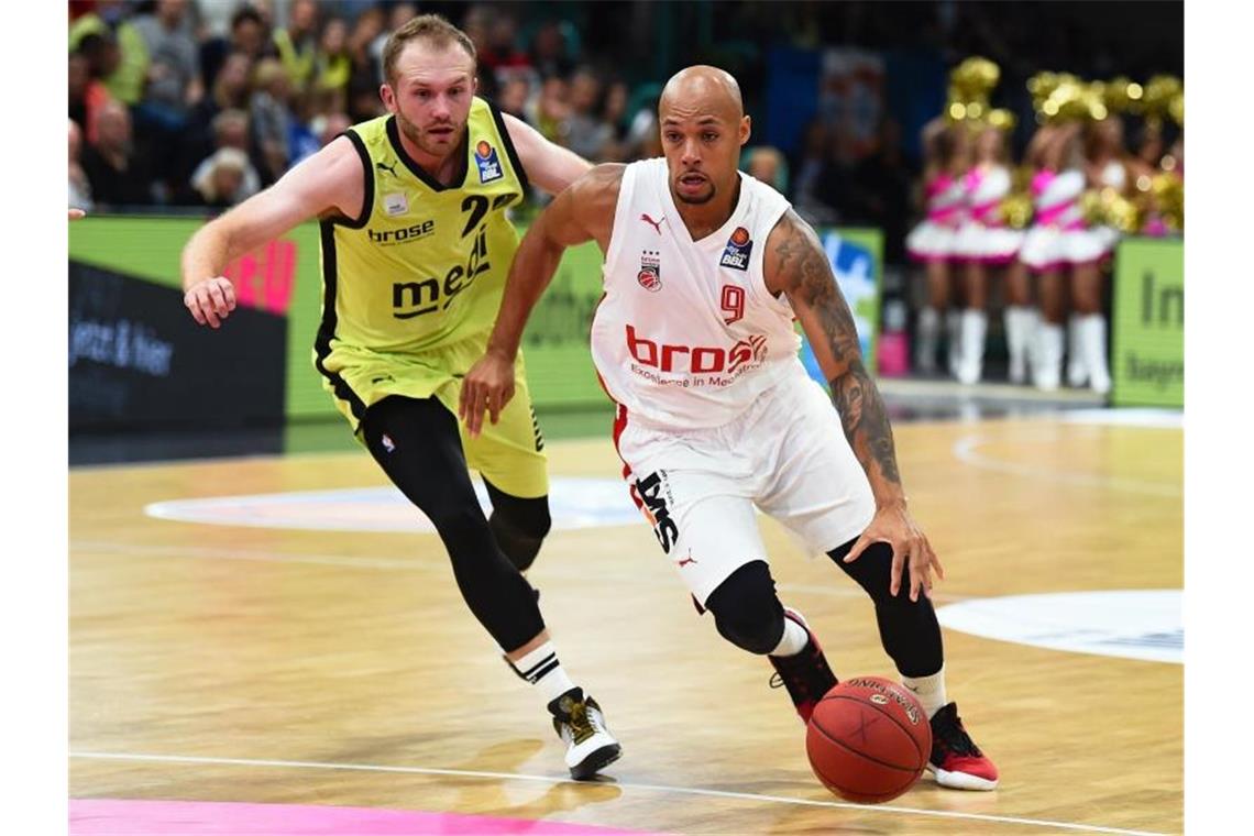 Bambergs Maurice Stuckey (r) und Bayreuths Bryce Alford kämpfen um den Ballbesitz. Foto: Nicolas Armer