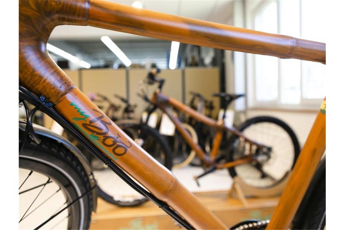 Bambusfahrräder in einem Verkaufsraum. Das Kieler Unternehmen "My Boo" besteht seit 2012. Foto: Frank Molter/dpa