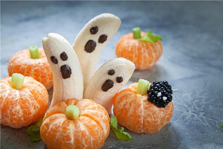 Bananengespenster und Mandarinenkürbisse schmecken nicht nur lecker, sondern sie beleben auch die Party. Foto: Adobe-Stock/azurita