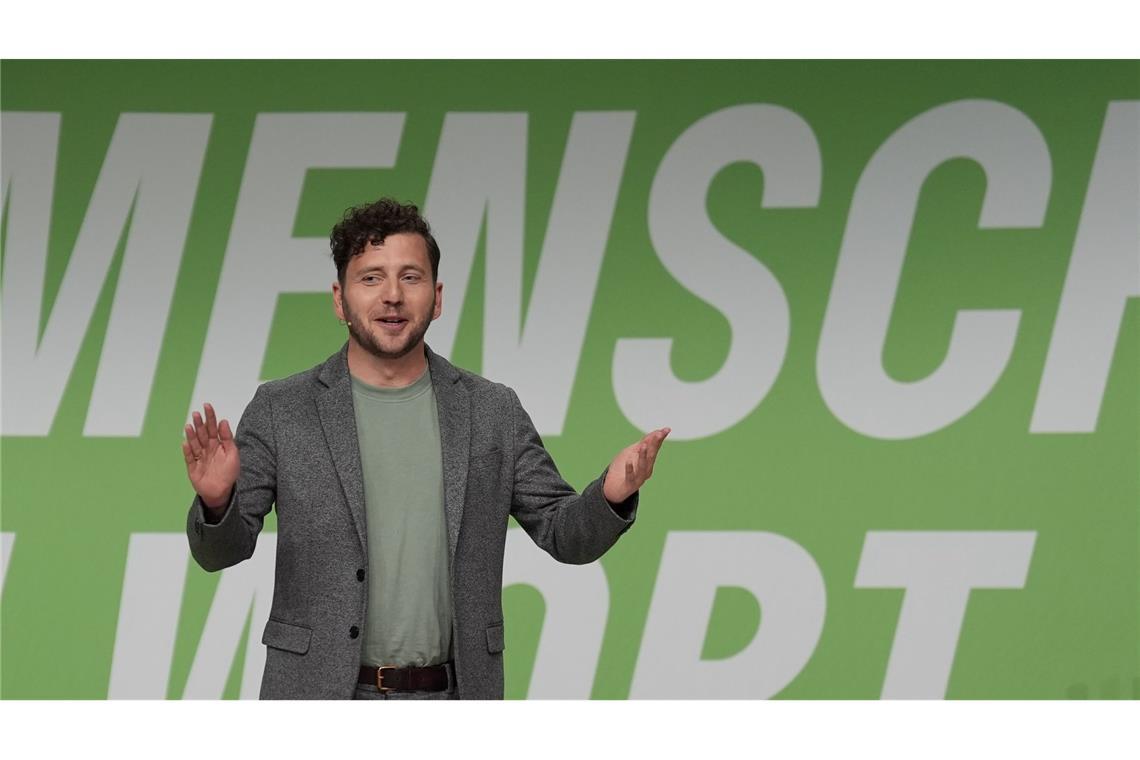 "Dumme Sprüche": Grüne teilen gegen Mitbewerber aus Banaszak teilt gegen Merz und Scholz aus.