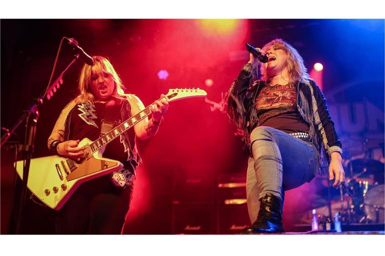 Bandgründerin Filippa Nässil und Sängerin Linnéa Vikström haben Spaß und die richtige Attitüde. So geht Hardrock.