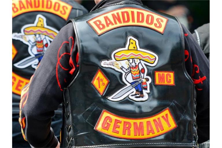 "Bandidos Germany" steht auf dem Rücken von Westen, die Mitglieder des Motorradclubs „Bandidos“ tragen. Foto: Marius Becker/dpa