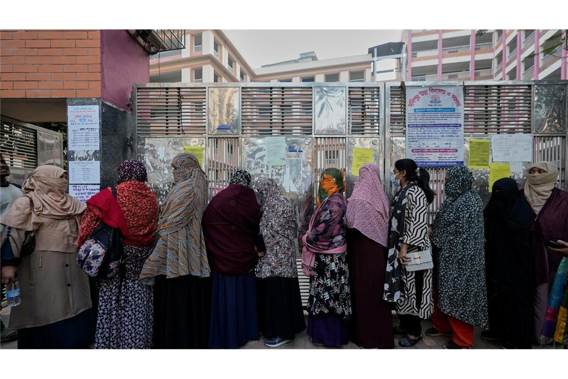 Bangladeschische Frauen stehen in einer Schlange, um ihre Stimme in einem Wahllokal abzugeben.