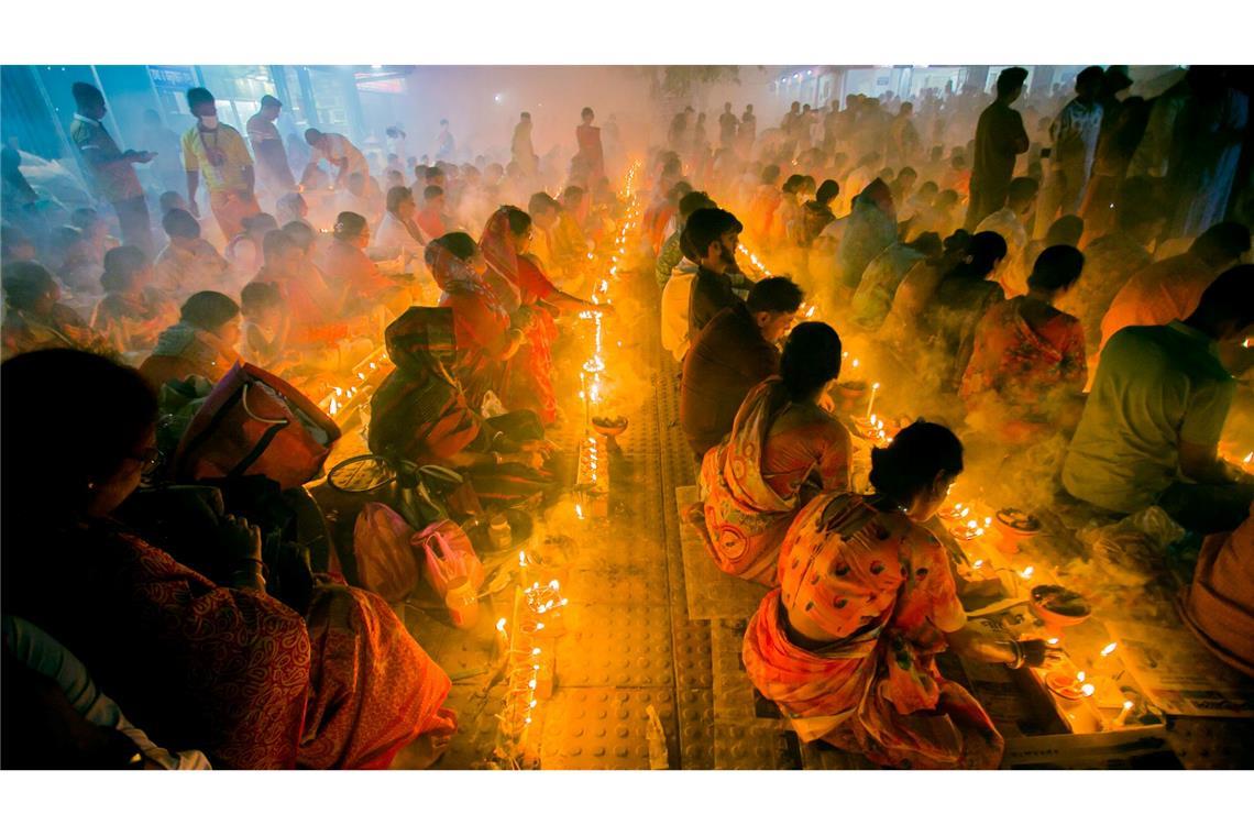 Bangladeschische Hindu-Anhänger sitzen bei Kerzenlicht und beten zu Gott im Shri Shri Lokanath Brahmachari Ashram Tempel in Narayanganj während des religiösen Festes Kartik Brati.