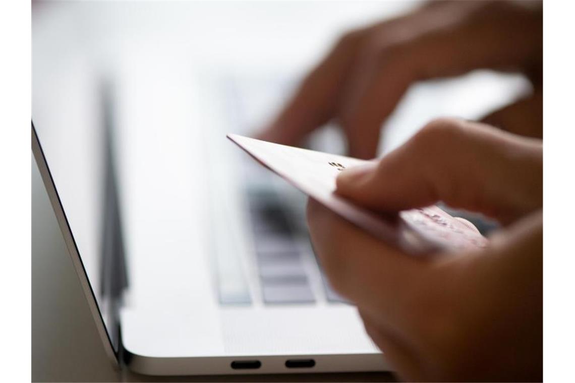 Kaum größere Probleme bei neuen Regeln für Online-Zahlungen Banken müssen die Vorgaben der europäischen Zahlungsdiensterichtlinie („Payment Service Directive“) seit dem 14. September umsetzen. Foto: Franziska Gabbert