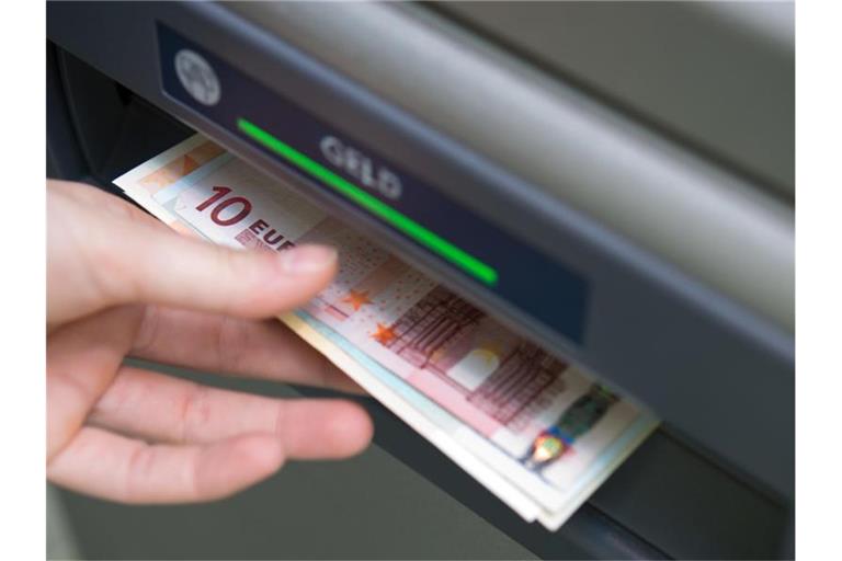 Banken sind grundsätzlich verpflichtet, auf Antrag ein Basiskonto ohne vorherige Prüfung der Person einzurichten. Foto: Andrea Warnecke/dpa