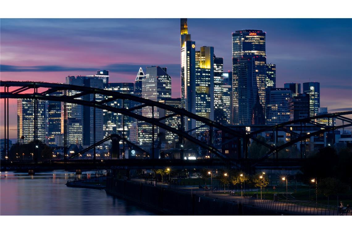 Banken-Skyline in Frankfurt: In "Cum-Cum"-Geschäfte sind viele Banken verwickelt. (Archivbild)