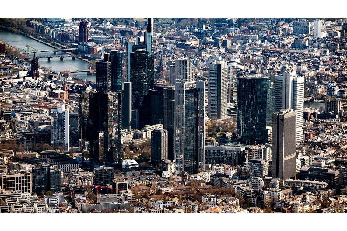Cum-Cum: Finanzministerium sieht Schaden von 7,5 Milliarden Banken-Skyline in Frankfurt: Mit Cum-Cum-Deals verursachten Banken geschätzt einen Steuerschaden in Milliardenhöhe. (Symbolbild)