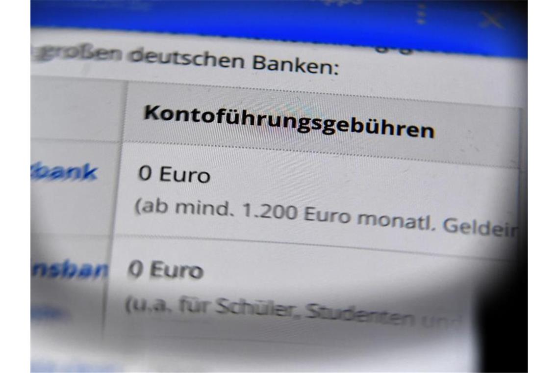 Studie: Nur wenige Banken erhöhen die Gebühren Banken und Sparkassen brechen wegen des Zinstiefs die Erträge weg. Foto: Jens Kalaene/dpa-Zentralbild/dpa
