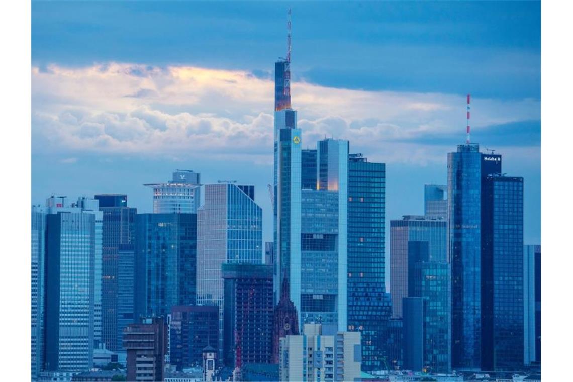 Bankenskyline in Frankfurt am Main: Die Geldinstitute leiden unter den EZB-Strafzinsen. Foto: Boris Roessler