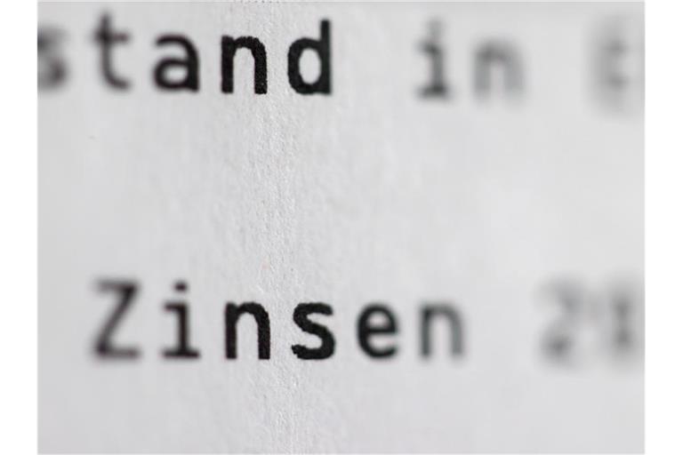 Bankkunden dürfen angesichts der erwarteten Zinswende in Europa auf Gebührensenkungen hoffen. Foto: Daniel Karmann/dpa