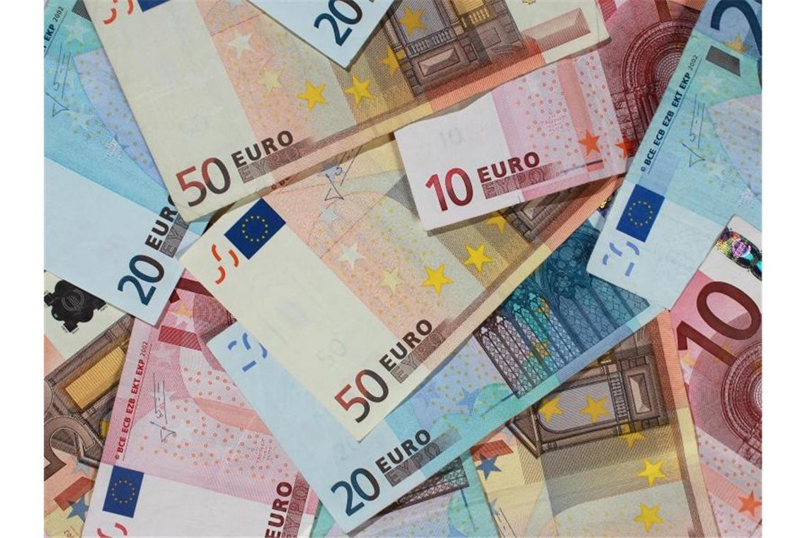Banknoten von 50, 20 und 10 Euro liegen auf einem Haufen. Foto: Jens Wolf/dpa-Zentralbild/dpa/Archiv/Symbolbild