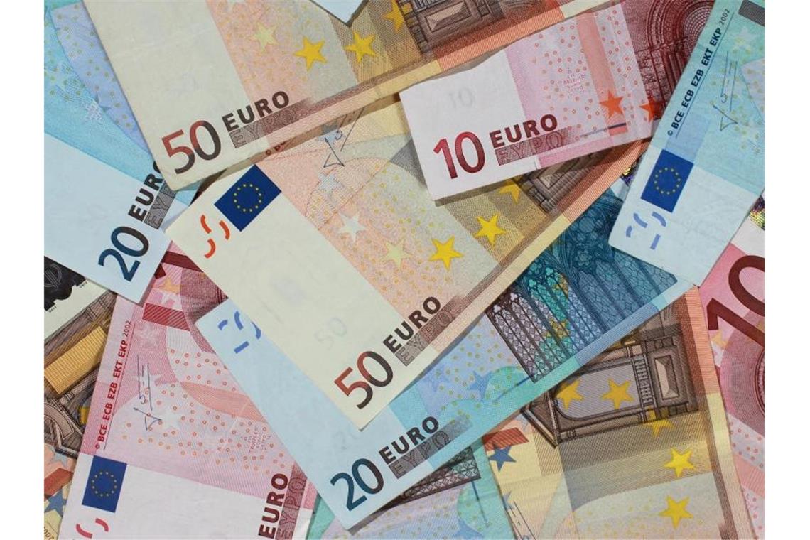 Banknoten von 50, 20 und 10 Euro liegen auf einem Tisch. Foto: Jens Wolf/Archiv