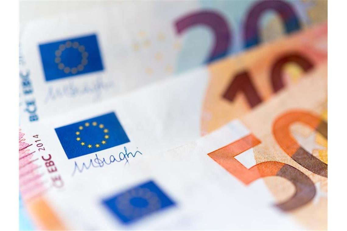 Steuereinnahmen im Land brechen wegen Corona-Krise ein Banknoten zu 10, 20 und 50 Euro liegen auf einem Tisch. Foto: Monika Skolimowska/dpa-Zentralbild/dpa/Illustration