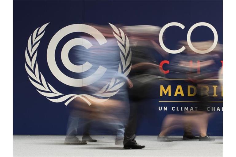Banner der 25. UN-Klimakonferenz: Zuletzt waren noch zentrale Streitpunkte der Verhandlungen der 196 Staaten und der EU ungelöst. Foto: Benoit Doppagne/BELGA/dpa