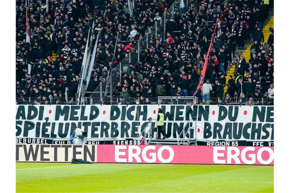 Banner mit der Aufschrift „Adi, meld dich wenn du ne Spielunterbrechung brauchst“ sind vor dem Spiel im Stadion zu sehen. Foto: Uwe Anspach/dpa