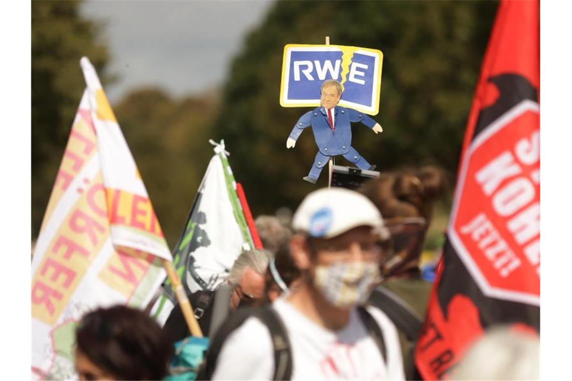 Demo und Besetzung in Garzweiler Banner und Selbstgebastelte Schilder: NRW-Ministerpräsident Armin Laschet als Marionette von RWE. Foto: David Young/dpa