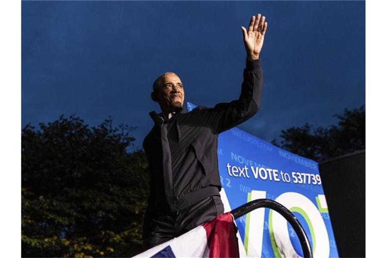 Barack Obama, ehemaliger Präsident der USA, verlässt die Bühne, nachdem er auf einer Wahlveranstaltung im Weequahic Park eine Rede gehalten hat. Foto: Stefan Jeremiah/AP/dpa