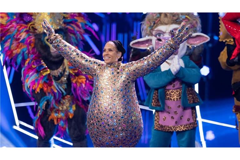 Barbara Becker steht als Figur „Smiley“ auf der Bühne.