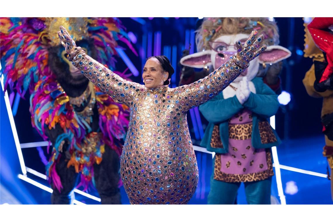 Barbara Becker steht als Figur „Smiley“ auf der Bühne.