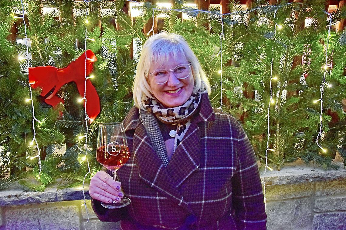 Barbara Erhardt aus Reichenbach genießt den weihnachtlichen Abend. 