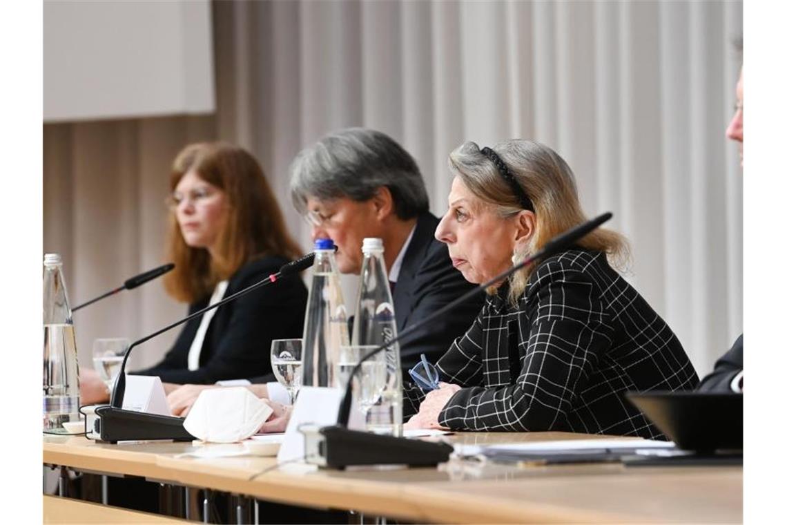 Barbara Leyendecker (l-r), Ulrich Wastl, Marion Westpfahl und Martin Pusch von der Münchner Anwaltskanzlei Westpfahl Spilker Wastl bei der Vorstellung des Gutachtens zu Fällen von sexuellem Missbrauch im katholischen Erzbistum München und Freising. Foto: Sven Hoppe/dpa POOL/dpa