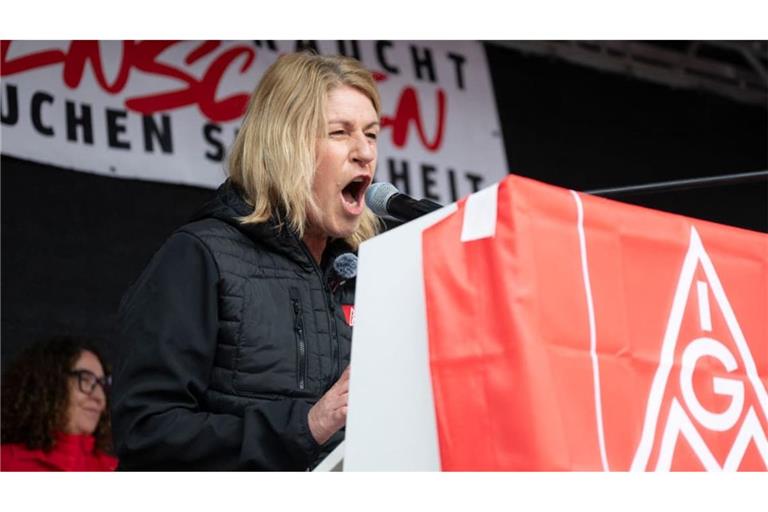 Barbara Resch, die Bezirksleiterin der IG Metall, am Automobil-Aktionstag bei Mercedes in Sindelfingen: Die Tarifrunde findet unter schwierigen Bedingungen statt.