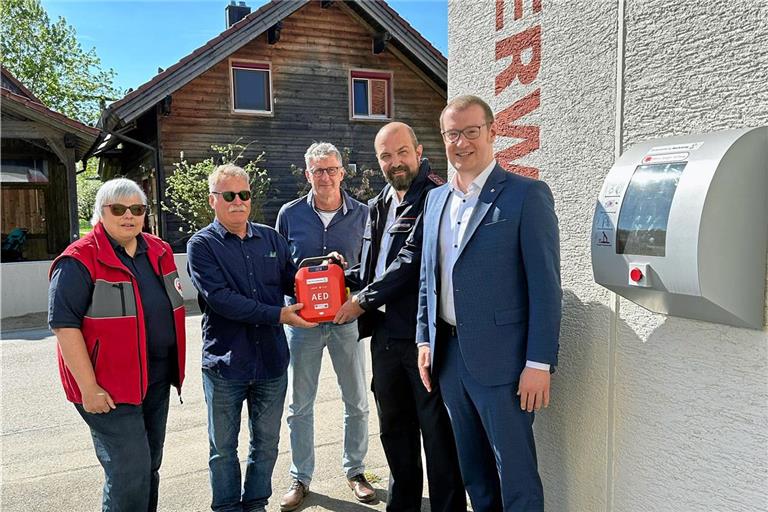 Barbara Schulz, Klaus Böhle, Johannes Muck, Andreas Zink und Maximilian Friedrich wollen gemeinsam für ein zuverlässiges Defibrillatornetz sorgen. Foto: Stadt Backnang