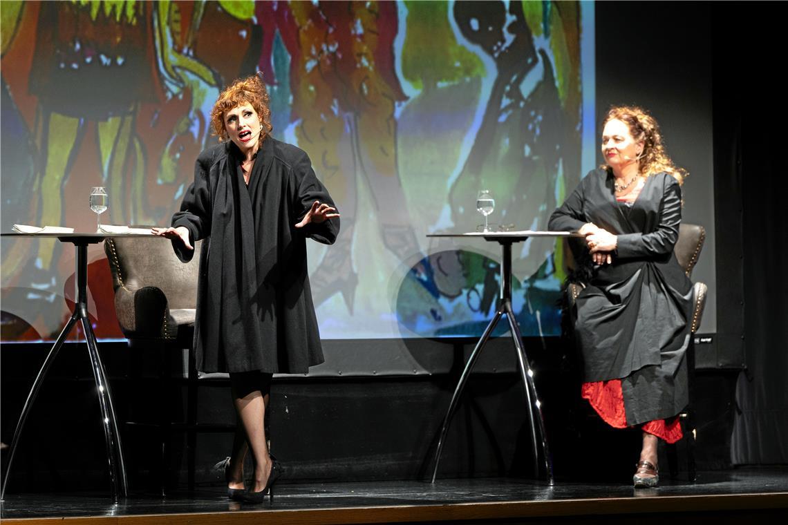 Literarische Reise in die 20er-Jahre im Backnanger Bürgerhaus Barbara Stoll (rechts) und Sandra Hartmann beschäftigen sich mit frivolen Damen und lüsternen Herren. Foto: Alexander Becher