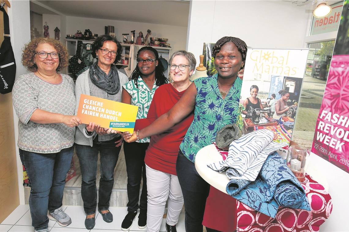 Barbara Tetteh Appain (Dritte von links) und Patience Essibu (rechts) von Global Mamas sind im Rahmen der Fairen Woche bei Christina Bornhak, Christine Lorenz-Gräser und Gabi Ludwig (von links) in Backnang zu Gast. Foto: A. Becher