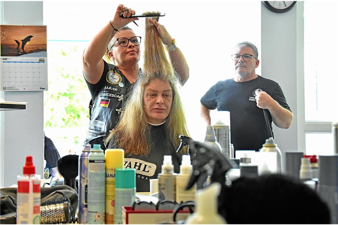 Barber Angels zu Gast in der Erlacher Höhe Barber Angel Francesca Bruscia aus Stuttgart macht Bewohnerin Andrea Kovacs eine tolle Frisur. Fotos: Tobias Sellmaier
